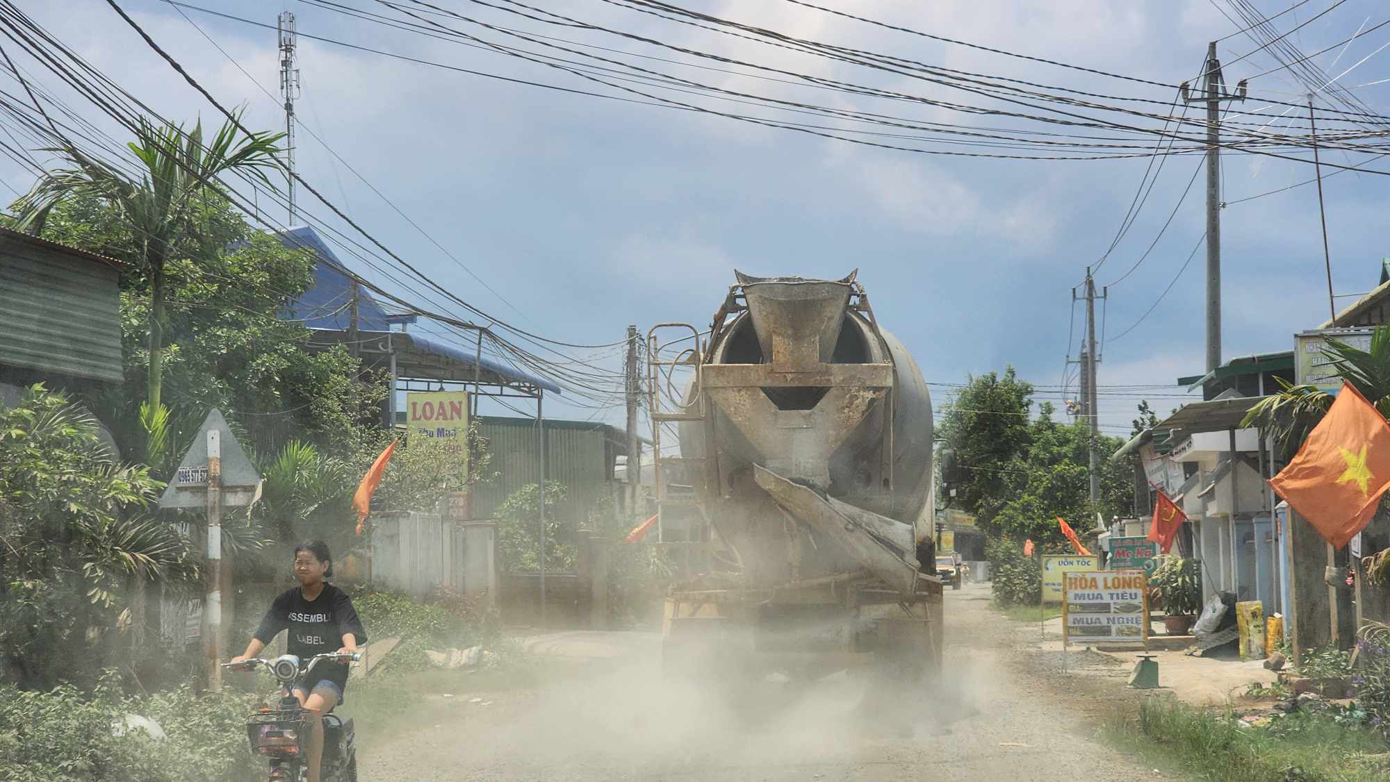 Dân sinh - Đắk Lắk: Khốn khổ vì “bão bụi” từ đường dân sinh (Hình 3).