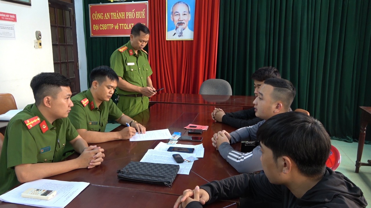 An ninh - Hình sự - Thừa Thiên-Huế: Làm rõ 3 đối tượng cho vay lãi 'cắt cổ' lên đến 243%/năm