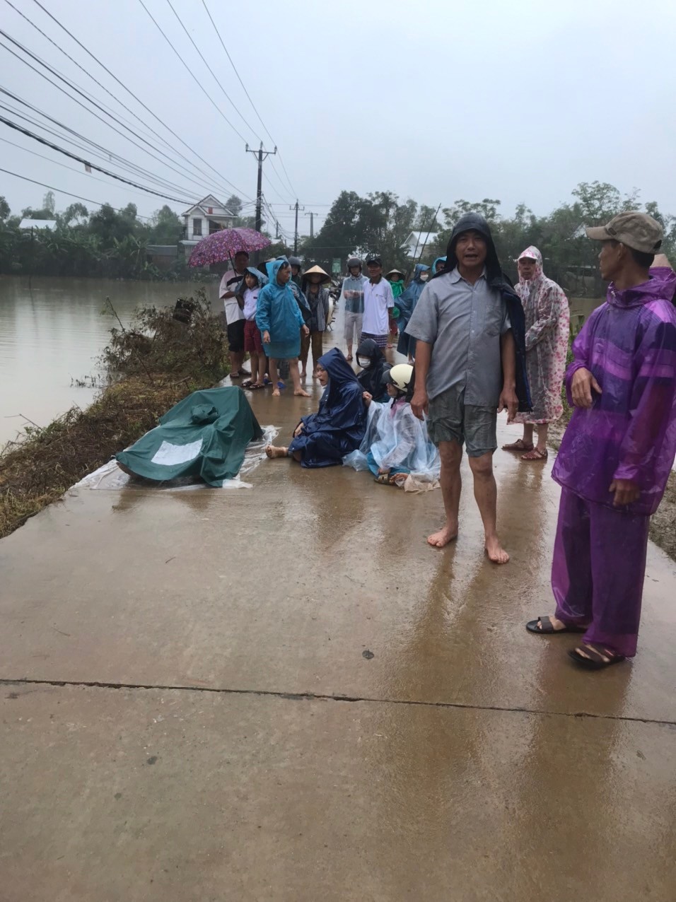 Dân sinh - Huế: Tìm tung tích 2 cậu cháu nghi bị nước lũ cuốn mất tích