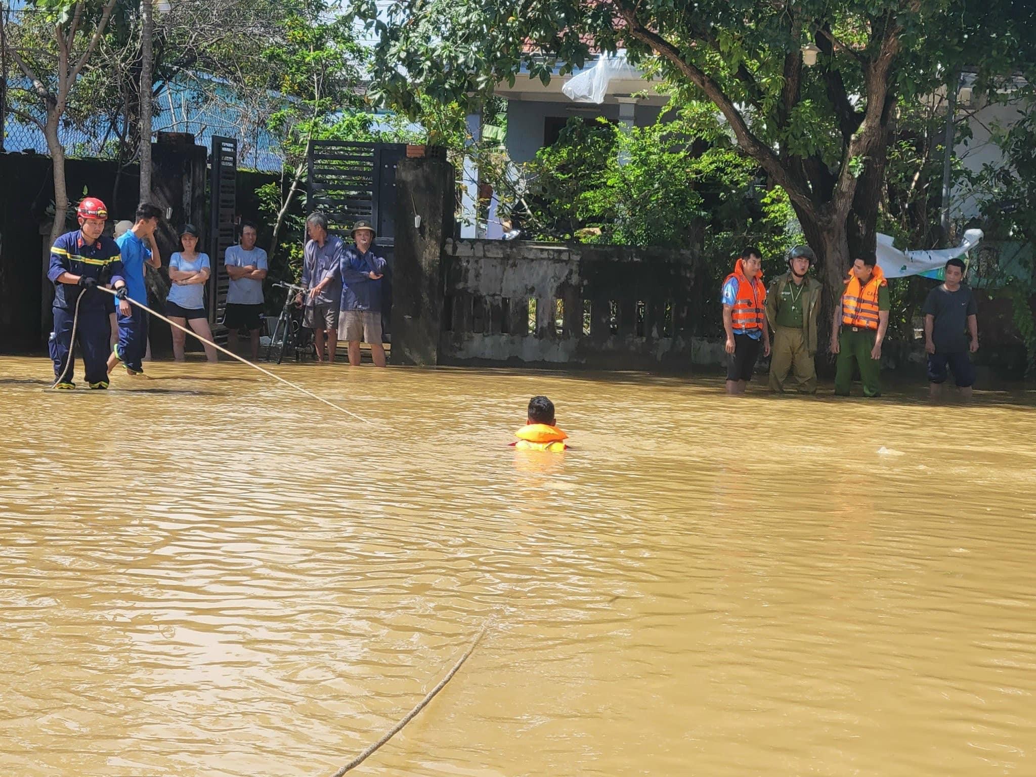 Dân sinh - Huế: Tìm kiếm cháu bé 3 tuổi bị trượt chân xuống kênh mất tích