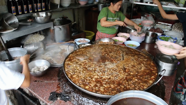 Mới- nóng - Video: Cận cảnh món bò hầm liên tục gần nửa thế kỷ tại Thái Lan