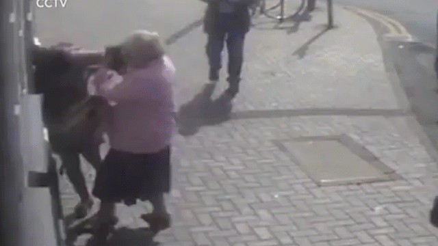 Mới- nóng - Video: Cụ bà 81 tuổi nổi giận đánh kẻ cướp tiền lương hưu chạy trối chết (Hình 2).