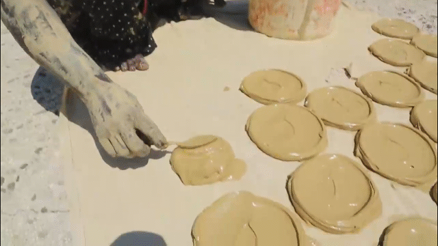 Mới- nóng - Video: Bánh làm từ bùn - món ăn cứu sống nhiều dân nghèo