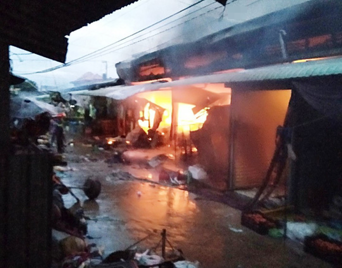 Tin nhanh - Tiền Giang: Chợ Nhị Quý cháy lớn trong đêm, nhiều người thoát chết