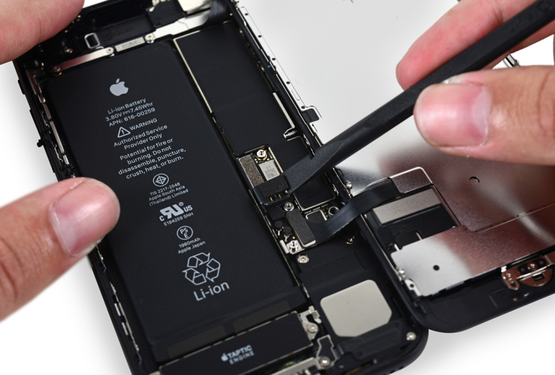 Cuộc sống số - Apple thừa nhận làm chậm iPhone cũ để bán iPhone mới