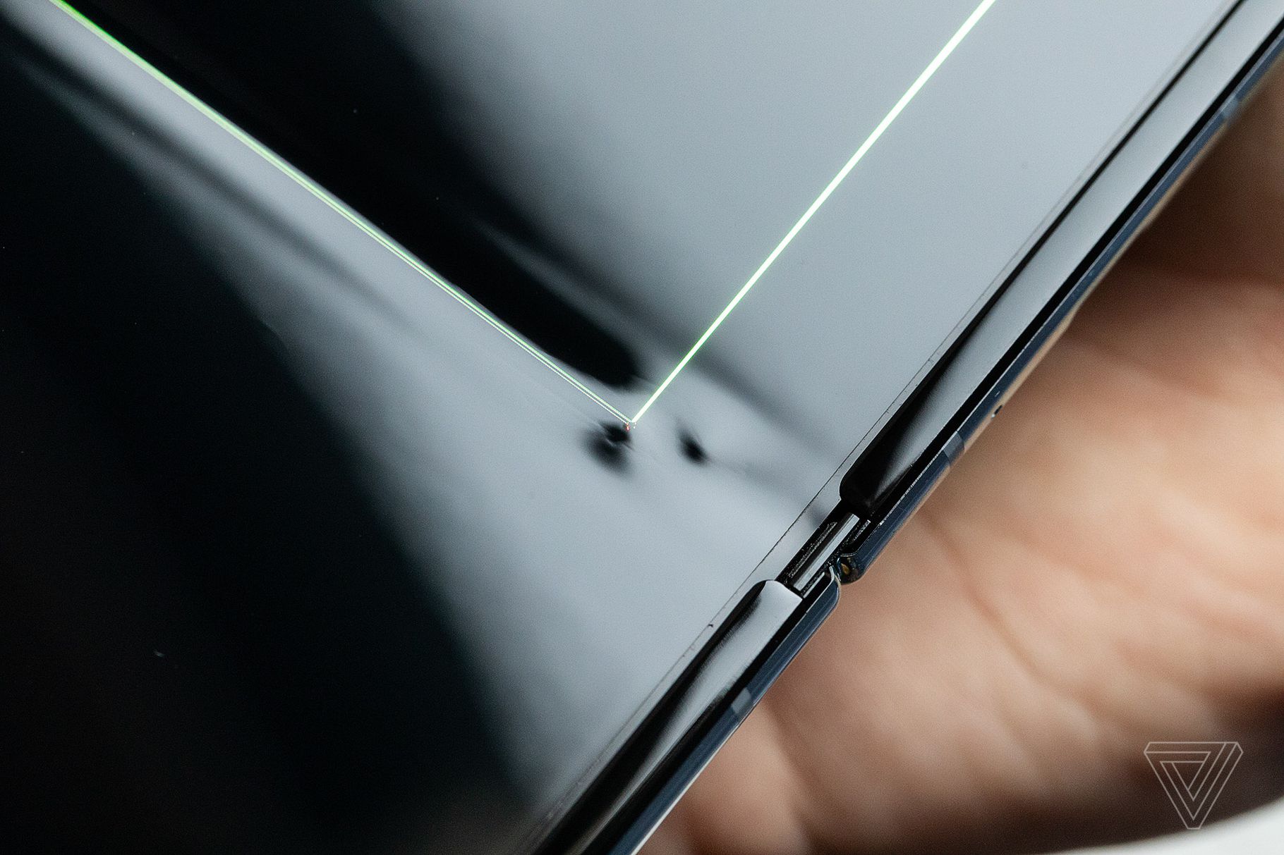 Sản phẩm - Galaxy Fold bị lỗi màn hình nghiêm trọng buộc Samsung phải dời thời gian ra mắt 