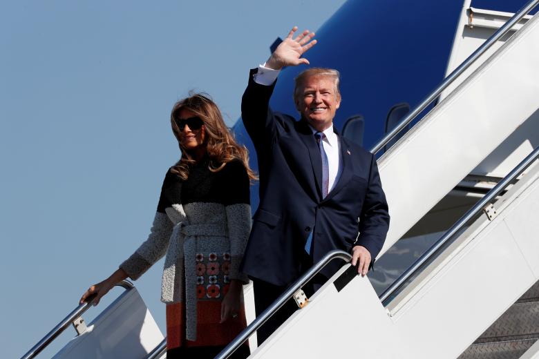 Tổng thống Trump và đệ nhất phu nhân Melania Trump tại sân bay quân sự Yokota, ngoại ô Tokyo.