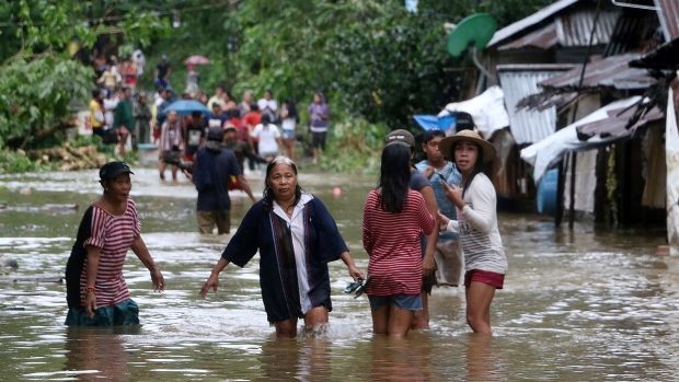 Hơn 30 người chết ở Philippines vì bão Kai Tak: Hôm 18/12, đã có hơn 30 người chết và nhiều người mất tích sau khi cơn bão nhiệt đới quét qua miền Trung Philippines, gây lũ lụt và lở đất. Hàng nghìn người đi nghỉ lễ Giáng sinh cũng bị mắc kẹt và 89.000 người buộc phải sơ tán đến nơi trú ẩn khẩn cấp vì bão Kai Tak.