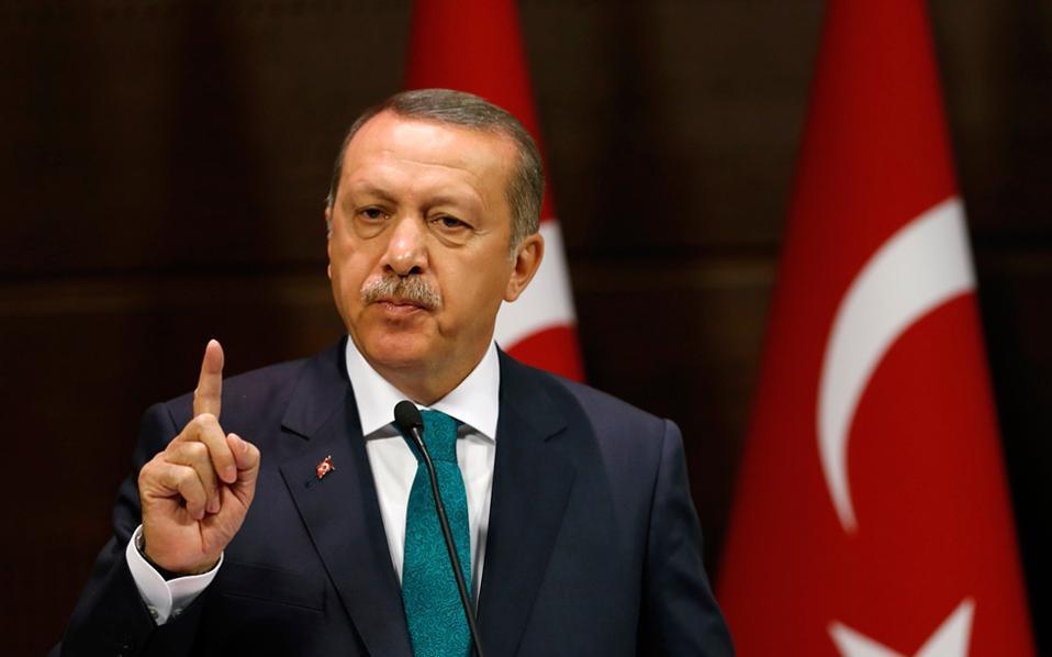 AFP đưa tin, ngày 10/2, Tổng thống Thổ Nhĩ Kỳ Recep Tayyip Erdogan cho biết, một trực thăng quân sự của nước này đã bị bắn hạ trong chiến dịch quy mô lớn của Ankara nhằm vào các tay súng dân quân người Kurd ở miền Bắc Syria. Theo hãng thông tấn Anadolu, vụ việc xảy ra ở tỉnh biên giới Hatay, miền Nam Thổ Nhĩ Kỳ. Ông Erdogan không nói ai gây ra hành động này, song tuyên bố họ sẽ phải 