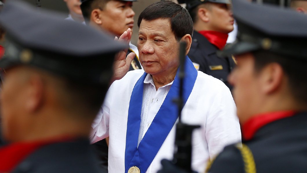 Tổng thống Philippines Rodrigo Duterte hôm 13/2 đã ra lệnh cấm đưa công nhân nước này đến Kuwait làm việc, sau khi phát hiện thi thể của một lao động nữ của nước này trong một tủ đông ở Kuwait. Philippines trước đó đã dừng các hoạt động đưa công nhân sang Kuwait làm việc sau khi có các báo cáo về các vụ bạo hành công nhân.
