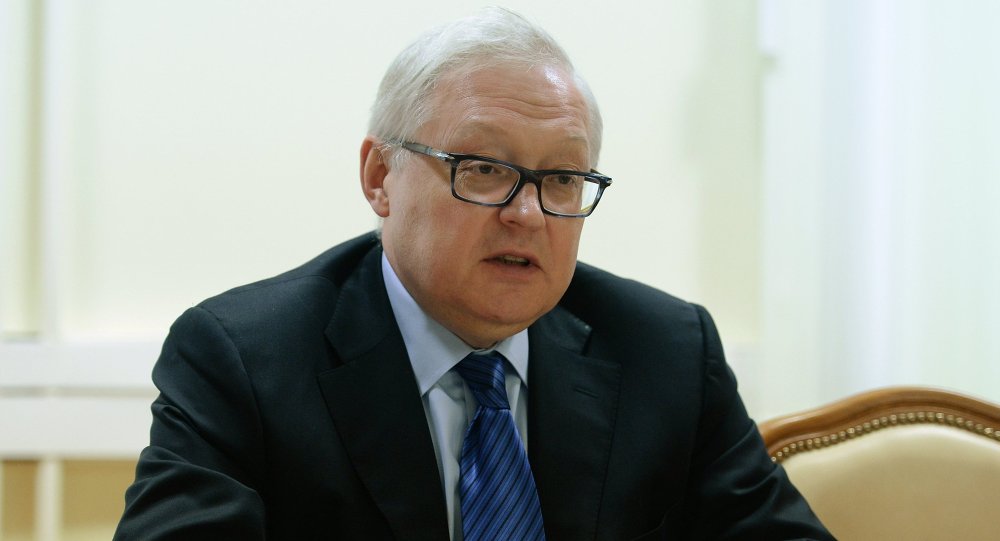 Phát biểu với hãng tin Interfax ngày 21/2, Thứ trưởng Ngoại giao Nga Sergei Ryabkov đã cáo buộc Mỹ âm mưu can thiệp vào công việc nội bộ của Nga và làm gia tăng căng thẳng quan hệ song phương trước thềm cuộc bầu cử tổng thống Nga, dự kiến diễn ra vào tháng sau. Trong khi đó, Mỹ lại tiếp tục chỉ trích Nga can thiệp vào tiến trình bầu cử Mỹ một cách vô căn cứ.