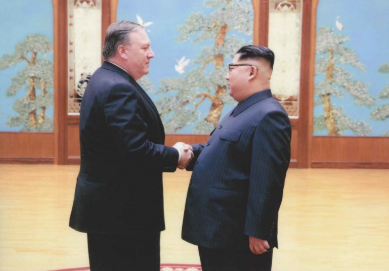 Mỹ bất ngờ công bố ảnh tân Ngoại trưởng Pompeo gặp Chủ tịch Kim Jong-un