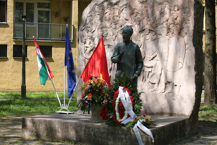 Tại Hungary, Đài tưởng niệm Chủ tịch Hồ Chí Minh được dựng tại công viên thành phố Zalaegerszey từ năm 1976.