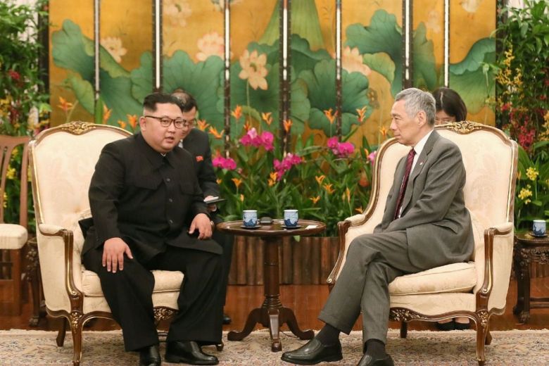 Lãnh đạo Kim Jong-un lần đầu gặp mặt Thủ tướng Lý Hiển Long