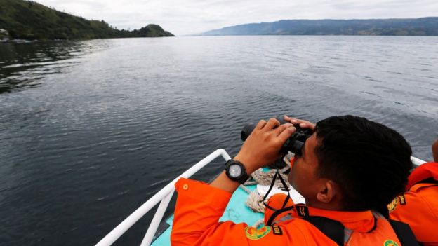 Hé lộ nguyên nhân chìm phà khiến 180 người mất tích ở Indonesia (Hình 2).