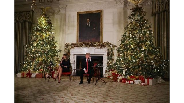 Tổng thống Donald Trump và Đệ nhất phu nhân Melania Trump nhận điện thoại từ trẻ em trong chương trình “Santa Track” vào đêm Giáng Sinh. Ảnh Getty.