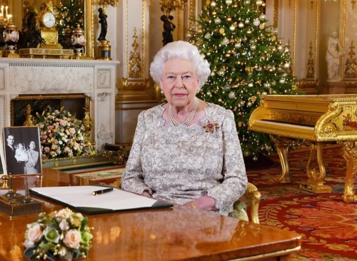 Nữ hoàng Anh Elizabeth II gửi thông điệp Giáng sinh thường niên tới người dân từ phòng White Drawing, điện Buckingham. Ảnh Getty.