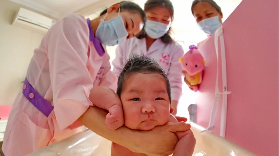 Ti&ecirc;u điểm - Trung Quốc đối mặt với kh&oacute; khăn về kinh tế do người d&acirc;n 'kh&ocirc;ng chịu sinh con'