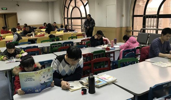 Tiêu điểm - Không có thời gian mở lì xì, trẻ em Trung Quốc lao đầu vào học thêm xuyên Tết