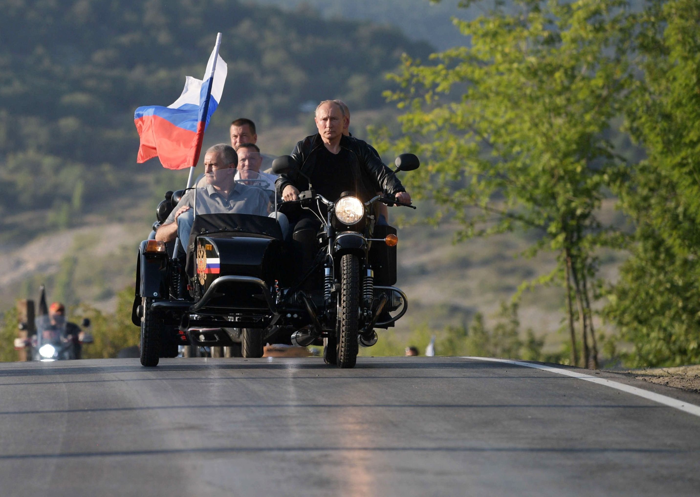 Tiêu điểm - Ông Putin mặc áo da, lái xe máy 'oai vệ' ở tuổi 66 (Hình 2).