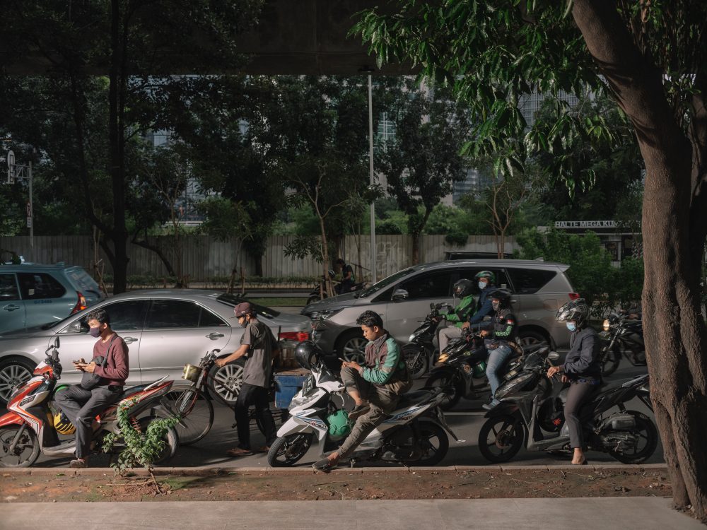 Xu hướng thị trường - Tài xế Grab 'cày' một ngày không bằng bán vé số: Nạn nhân của chiến lược 'vỗ béo rồi vắt sữa'