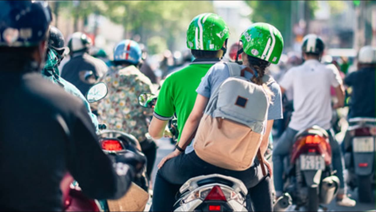 Xi nhan Trái Phải - Ngành giáo dục nên cảm ơn Uber, Grab