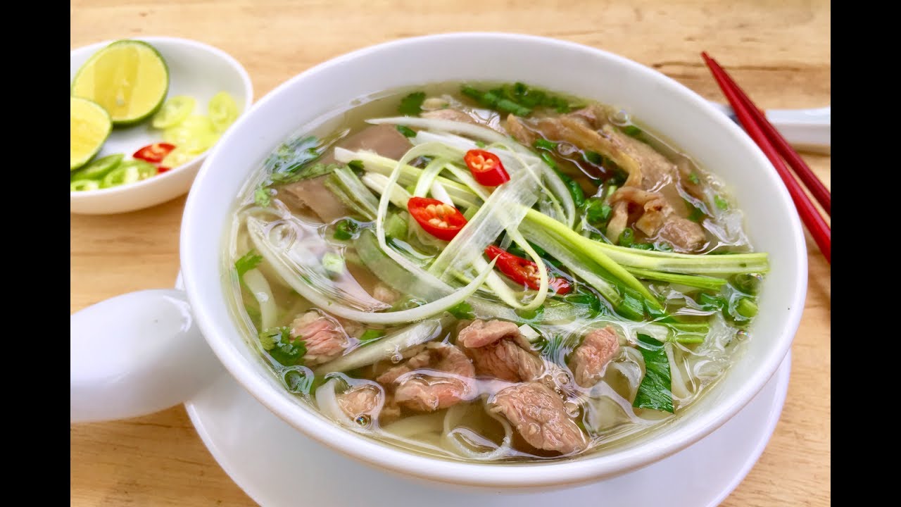 Phở bò. 
Khi nấu món này, bạn hãy lựa chọn ức bò hay nạm bò, đặc biệt là phần nhiều mỡ và gân (thường được gọi là gàu). Ngoài ra, các đầu bếp cũng sử dụng thịt thăn mông bò, nhưng phải nấu rất nhanh vì phần thịt này dễ bị dai.  (Ảnh minh họa: Internet).