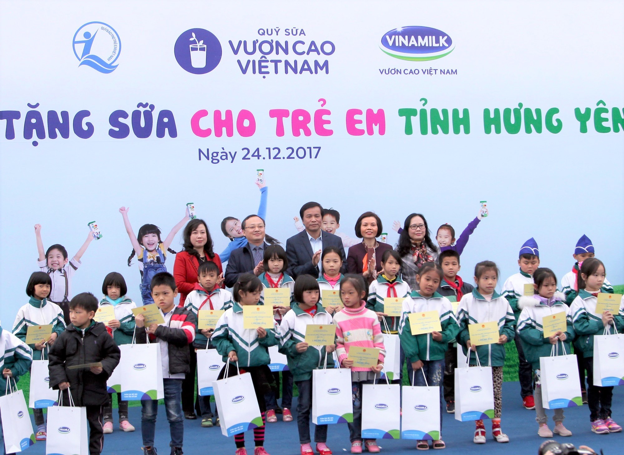 Xã hội - Quỹ sữa vươn cao Việt Nam đem niềm vui cuối năm đến trẻ em tỉnh Hưng Yên (Hình 5).