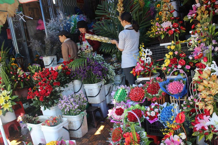 Tiêu dùng & Dư luận - Ngày 20/11: Hoa tươi, quà tặng 'rủ nhau' tăng giá (Hình 2).