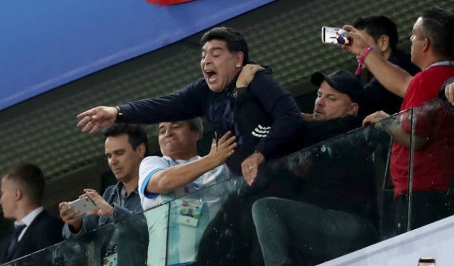 World Cup 2018: “Cậu bé vàng” Maradona và những hành động khác người (Hình 7).