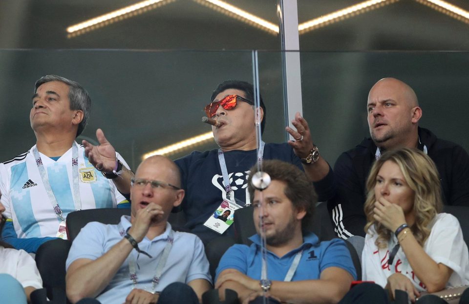 World Cup 2018: “Cậu bé vàng” Maradona và những hành động khác người (Hình 2).