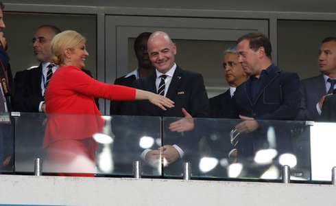 Tổng thống Croatia, Kolinda Grabar-Kitarovic, chủ tịch FIFA, Gianni Infantino và Thủ tướng Nga, Dmitry Medvedev có mặt trên sân để cổ vũ, động viên tinh  thần các cầu thủ.