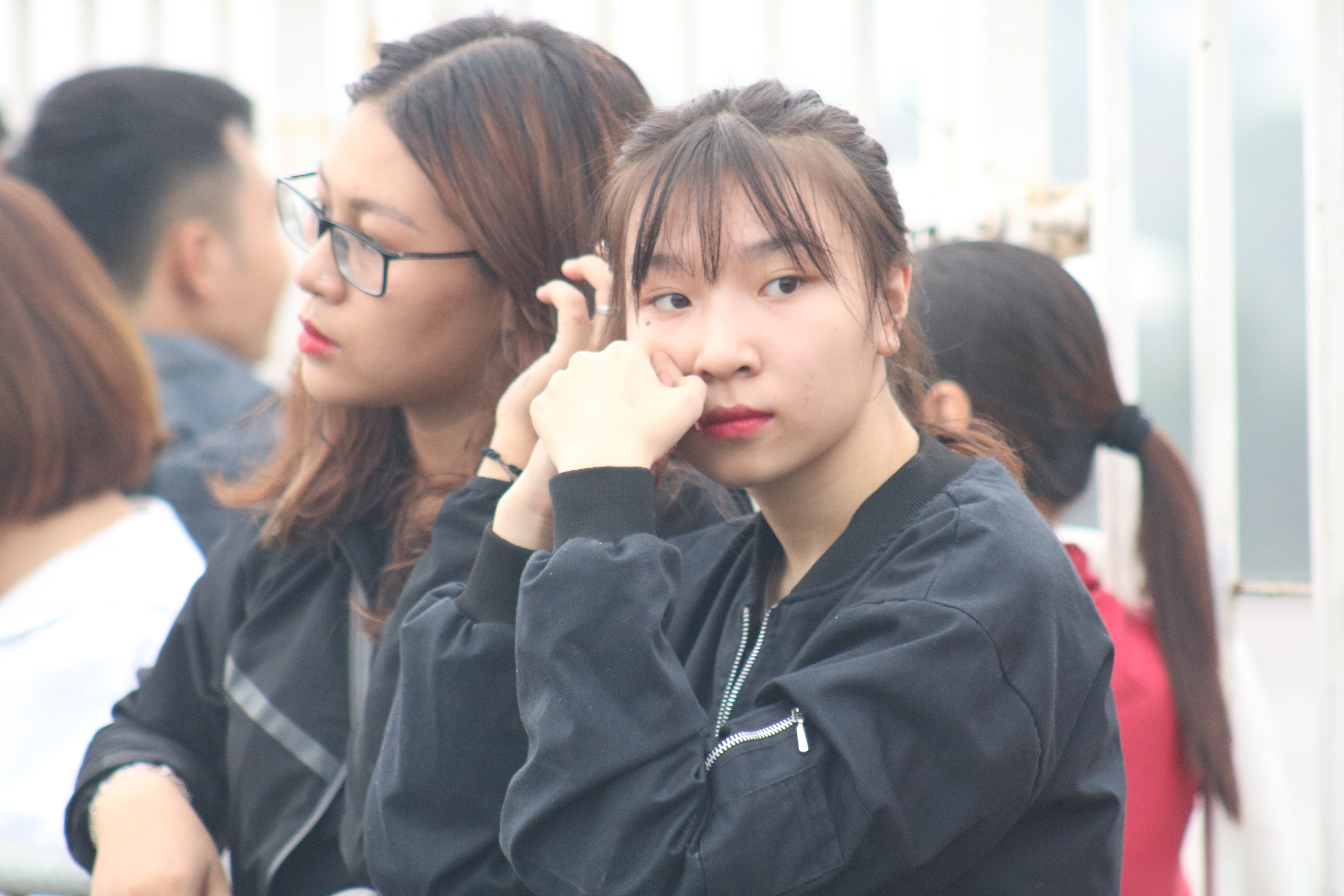 Thể thao - Cận cảnh hàng nghìn người chen lấn chờ mua vé ở Mỹ Đình (Hình 4).