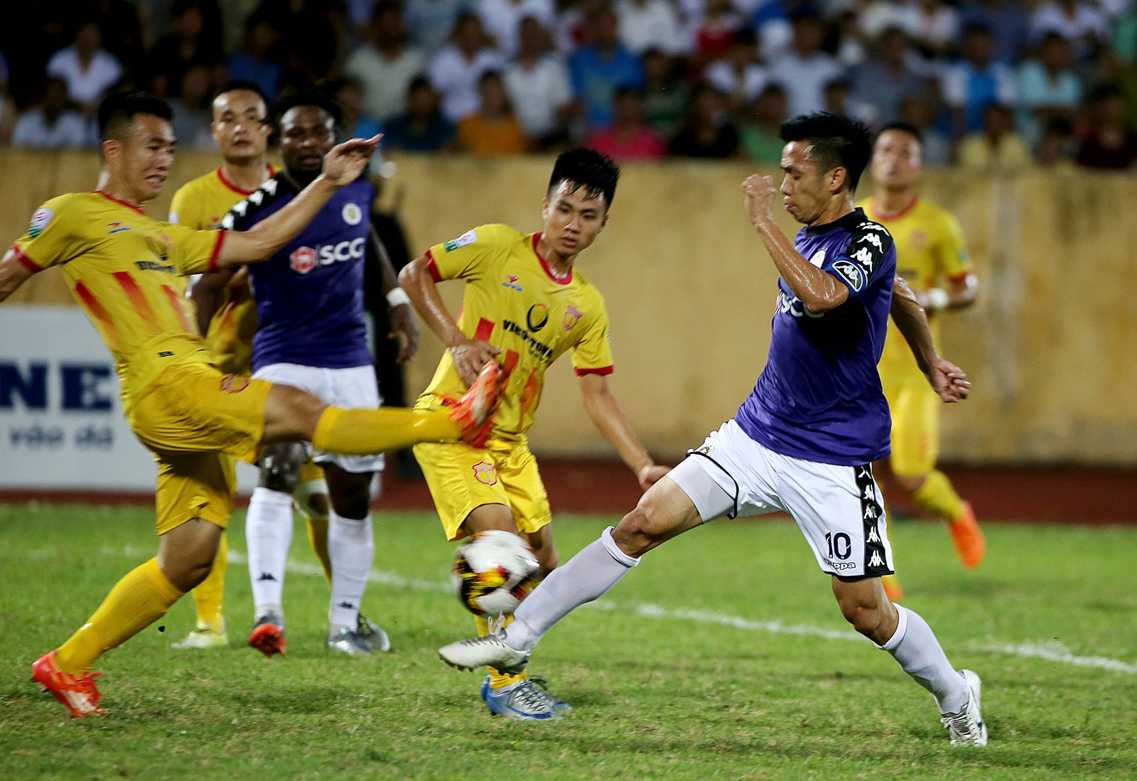 Thể thao - Hà Nội FC bất ngờ thua sốc trước đội bóng nằm trong nhóm đèn đỏ