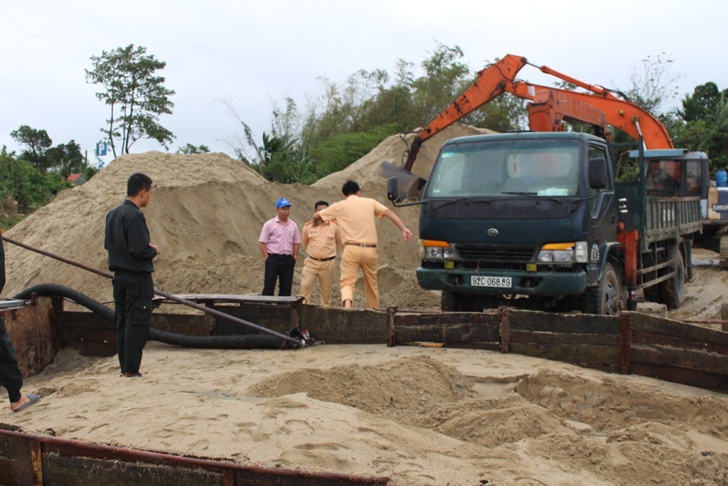 Điểm nóng - Liên tiếp phát hiện tàu sắt hút cát trái phép trên sông Thu Bồn (Hình 2).