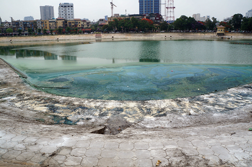 Điểm n&oacute;ng - C&aacute;c hồ tại H&agrave; Nội bị &ocirc; nhiễm bởi nước thải
