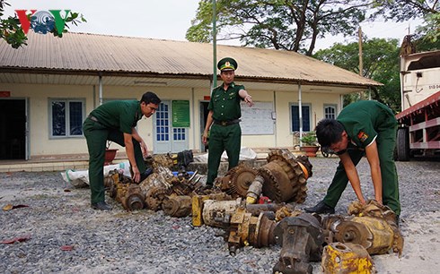 Triệt phá đường dây trộm cắp phế liệu trên tàu nước ngoài: Ngày 14/1, Ban chỉ huy Biên phòng cửa khẩu cảng Bà Rịa - Vũng Tàu tiến hành điều tra, làm rõ đường dây trộm cắp phế liệu trên tàu nước ngoài. Tại thời điểm kiểm tra trên phương tiện đang vận chuyển 4 bao tải, bên trong chứa đồng và sắt phế liệu có trọng lượng 4.470kg. Tang vật thu giữ tại hiện trường 1 tấn đồng và hơn 4 tấn sắt lẫn đồng, trị giá hàng trăm triệu đồng. (Ảnh: VOV)