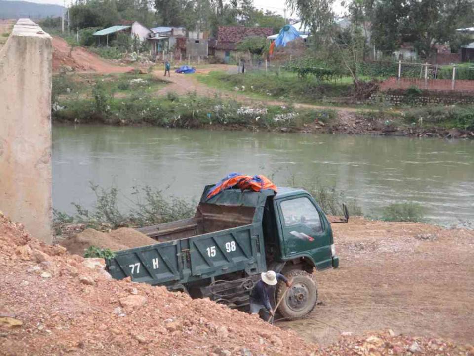 Điểm nóng - Nạn “cát tặc” vẫn tiếp tục hoành hành trên sông Hà Thanh ở Bình Định (Hình 3).