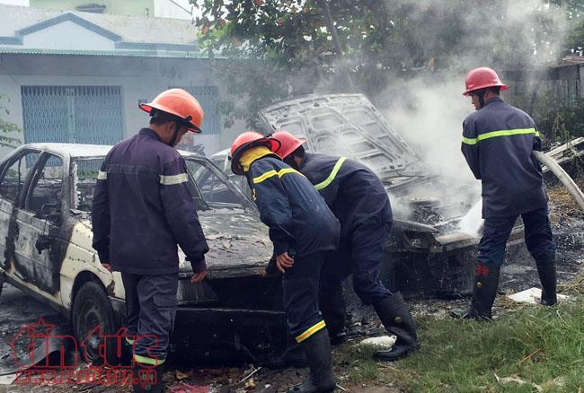 Nhận được tin báo, lực lượng chữa cháy đã nhanh chóng đến hiện trường dập lửa. Tuy nhiên, đám cháy đã thiêu rụi 2 chiếc xe trước đó 10 phút. (Ảnh 2 chiếc xe cháy trơ khung).
