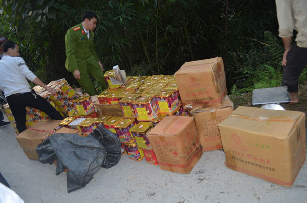 Công an Hà Giang thu giữ gần 600kg pháo tại bìa rừng: Ngày 25/1, Công an huyện Bắc Quang (Hà Giang) cho biết mới phát hiện, thu giữ gần 600kg pháo tại bìa rừng. Khi nhận được tin báo của người dân có nhiều thùng bìa carton được cất giấu phía dưới ta luy tại khu vực Km 5, đường tỉnh lộ 177 (đường từ huyện Bắc Quang đi huyện Hoàng Su Phì, thuộc địa phận thôn Chu Hạ, xã Tân Lập, huyện Bắc Quang) Công an huyện đã phối hợp với lực lượng Công an xã Tân Lập tiến hành kiểm tra, xác minh vụ việc và lập biên bản thu giữ hàng vô chủ. Qua kiểm tra, lực lượng chức năng đã phát hiện thu giữ 280 hộp pháo (do Trung Quốc sản xuất) có tổng trọng lượng là 570,6kg.