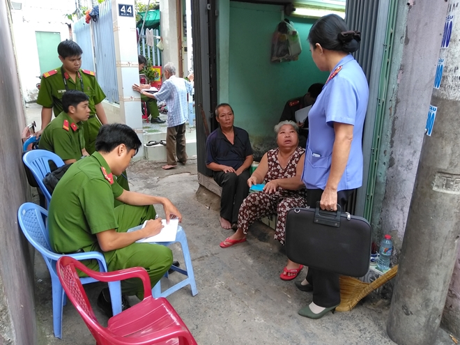 Người đàn ông tâm thần đâm em trai rồi tự tử: Khoảng 6h ngày 25/1, ông Lê Văn T. (48 tuổi, ngụ phường 8, TP.Mỹ Tho, Tiền Giang) đi tắm sau khi ngủ dậy. Bất ngờ, ông Lê Văn C. (anh trai ) cũng vào nhà tắm và dùng dao đâm liên tiếp vào người ông T.. Ngay sau đó, ông C. lại xoay ngược mũi dao rồi đâm vào ngực mình. Được biết, ông C. tiền sử bệnh thần kinh và từng tìm cách tự tử.