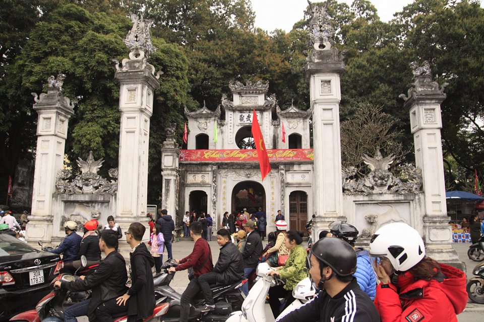 Ngay gần chùa Trấn Quốc là đền Quán Thánh, nằm tại ngã tư đường Thanh Niên và Quán Thánh, thường những du khách sau khi lễ trong chùa Trấn Quốc xong đều đến đây dâng hương thỉnh cầu. 