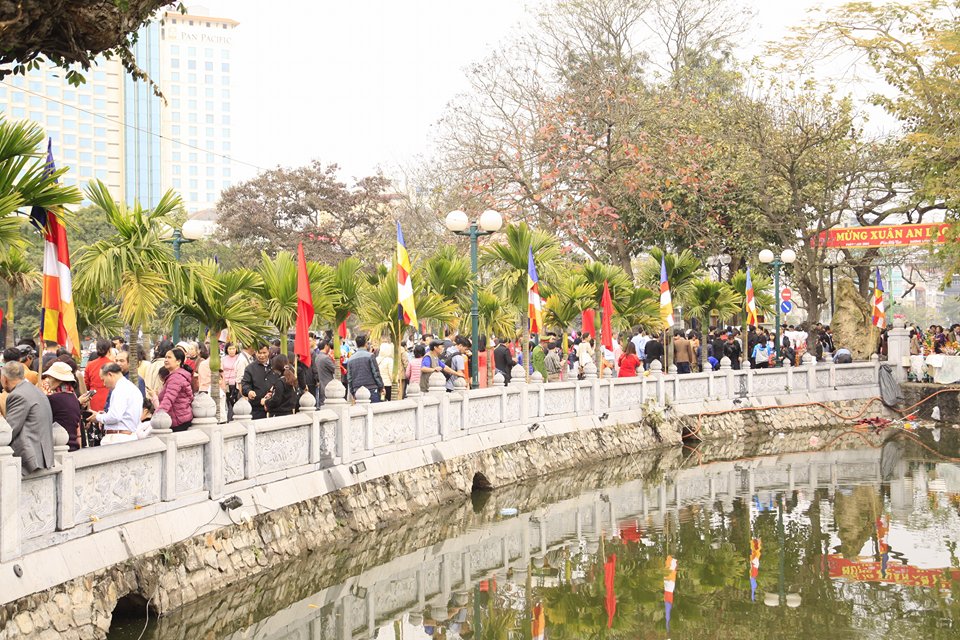 Chùa Trấn Quốc luôn là điểm đến thu hút đông đảo khách thập phương.