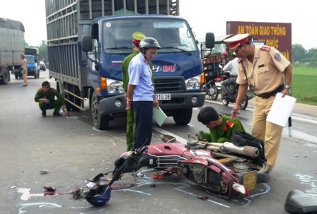 87 người chết do TNGT trong 3 ngày nghỉ Tết: Theo thống kê của Ủy ban An toàn giao thông Quốc gia, sau 3 ngày nghỉ Tết Nguyên đán, toàn quốc xảy ra 101 vụ tai nạn, làm chết 87 người, 84 người bị thương. Tai nạn giao thông tăng cao trong ngày 30, mùng 1 Tết trong đó nguyên nhân chủ yếu là hành vi lái xe sau khi đã uống rượu bia, vi phạm tốc độ, không đội mũ bảo hiểm khi đi mô tô, xe máy. 
