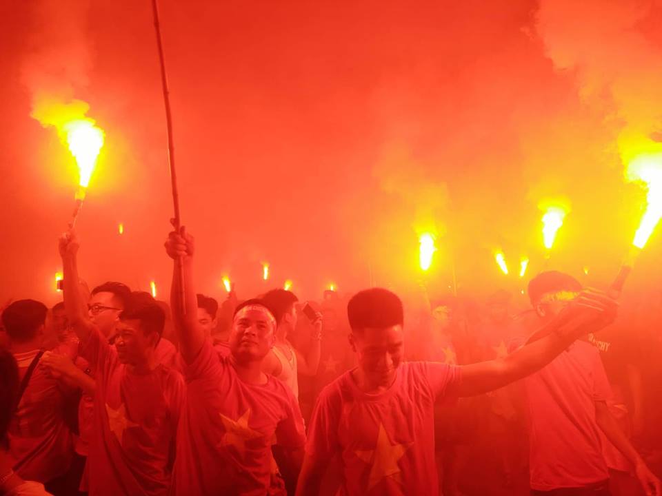 Hàng ngang người đổ ra đường hô vang các khẩu hiệu: Việt Nam vô địch! Việt Nam chiến thắng!
