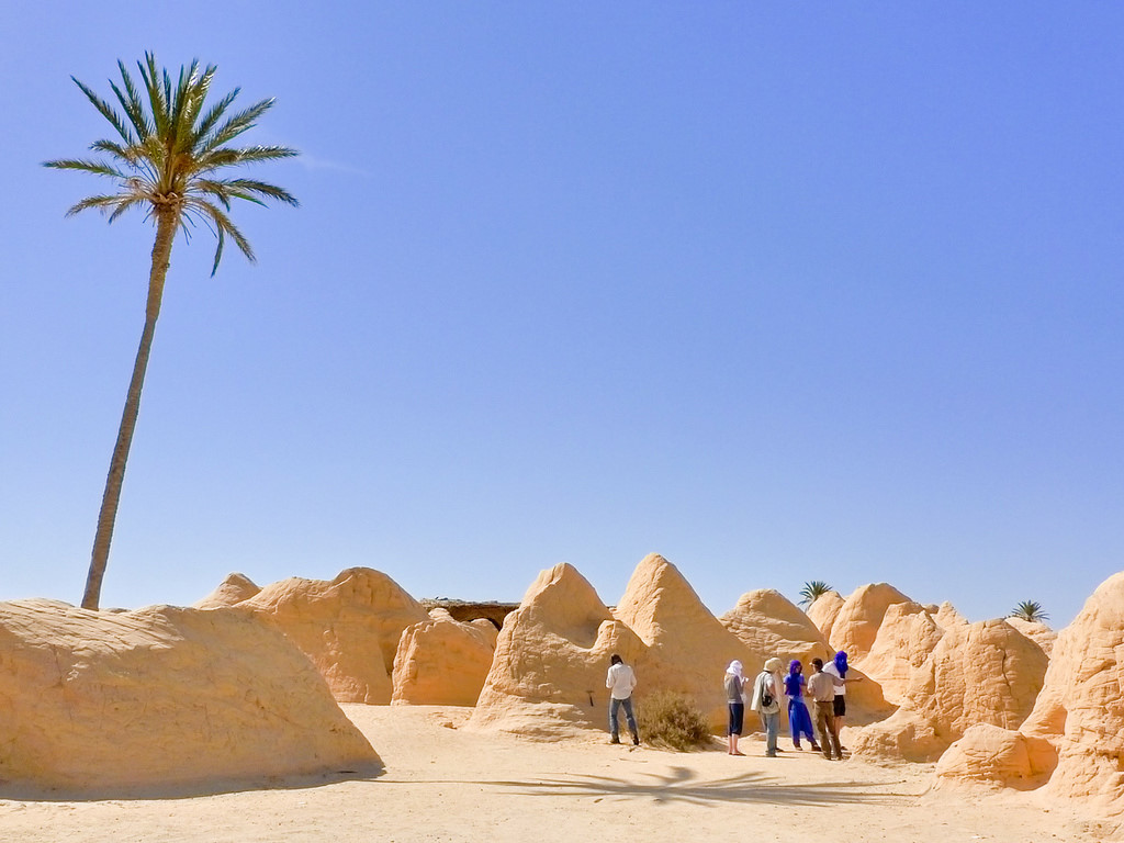 Kebili, Tunisia: Trong suốt mùa hè ở đây, nhiệt độ trung bình luôn trên 40°C, nhiệt độ cao nhất từng ghi nhận là 55°C.