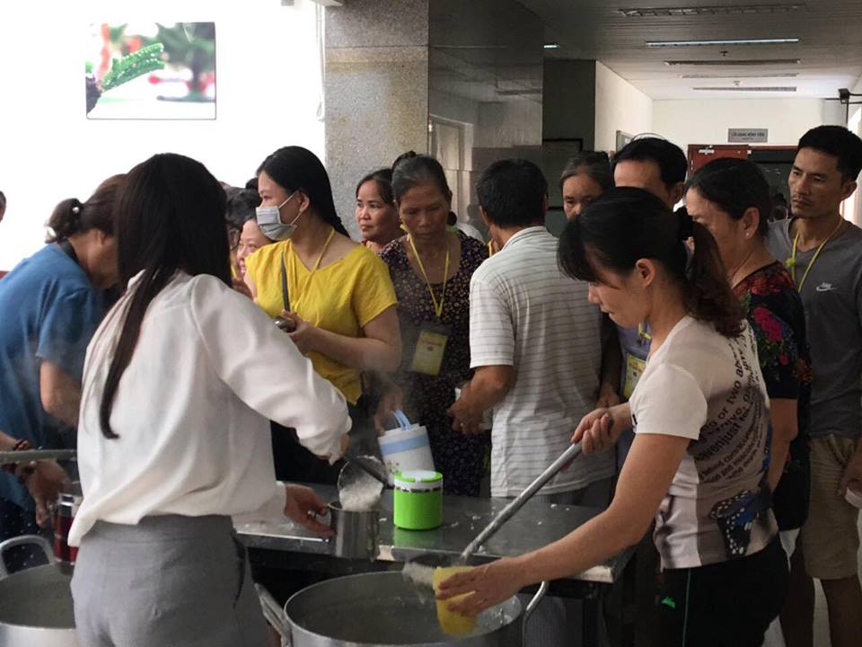 Không chỉ là những chiếc bánh Trung thu được phát cho các em, nhóm thiện nguyện còn tiến hành nấu cháo đưa đến nơi các em đang điều trị.