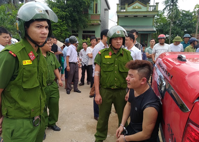 Hà Nam: Bắt nóng đối tượng lái ô tô mang súng đi đánh ghen, đâm vào lực lượng CA để bỏ chạy