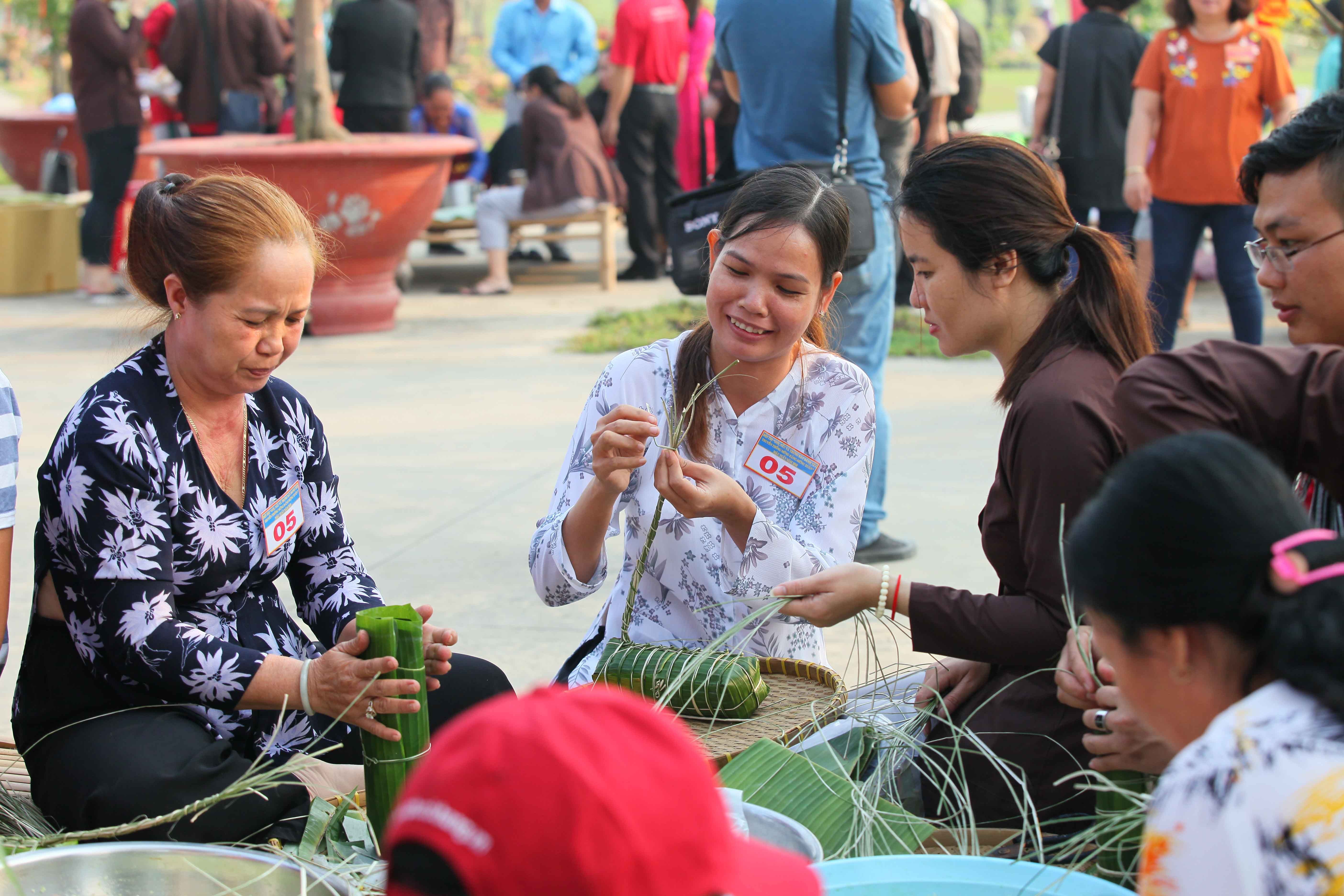 Truyền thông - Khánh thành Quảng trường Lạc Việt và Làng Sen VN vào hội Xuân (Hình 3).