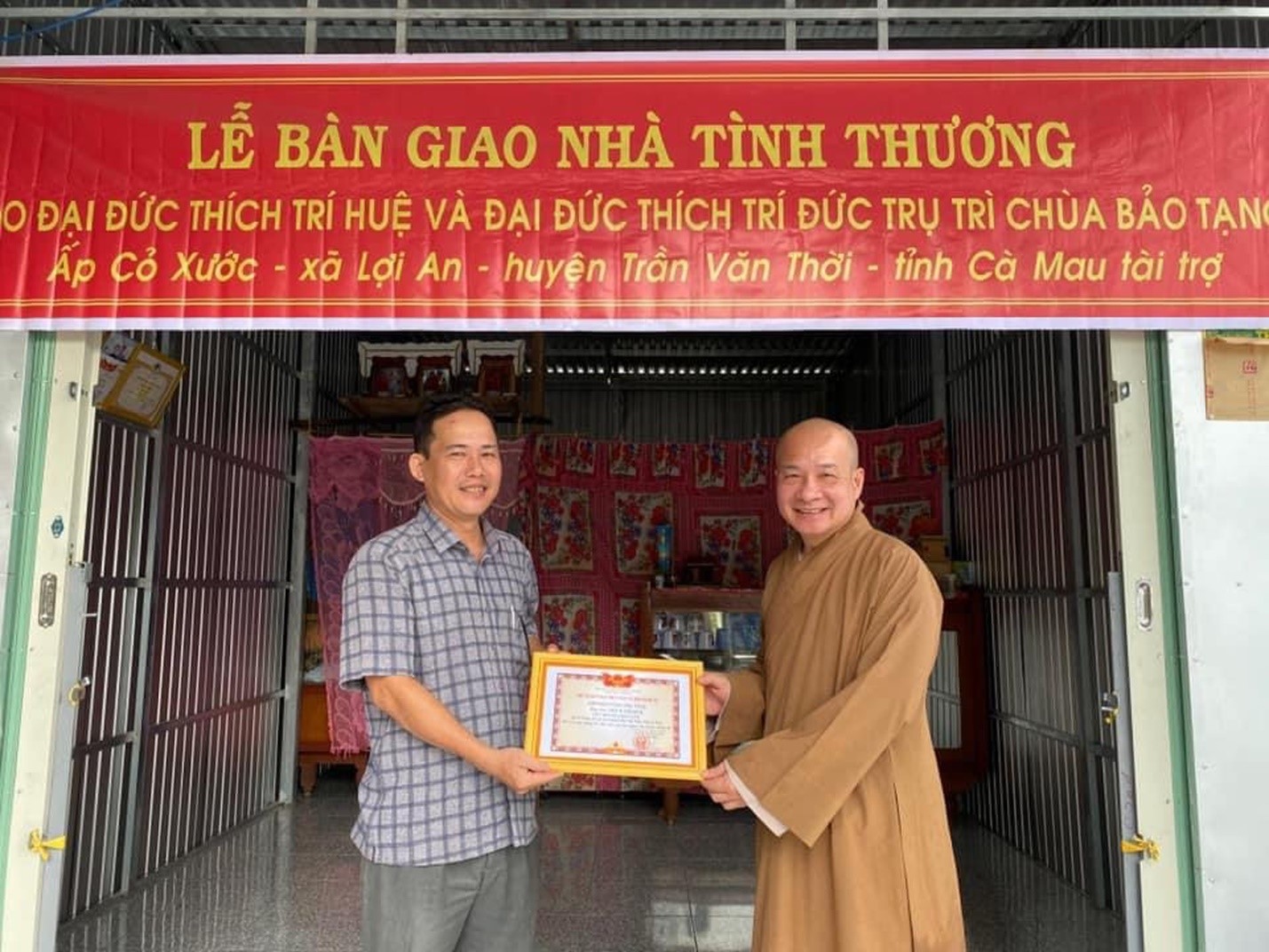 Cần biết - Thầy Thích Trí Huệ trao gần 1000 ngôi nhà cho bà con nghèo